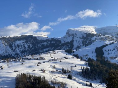 Karla kaplı yüksek dağlık otlaklar ve kışın Alpstein kalabalığının kayalık tepeleri (Appenzell Alps massif), Unterwasser - St. Gallen Kantonu, İsviçre (Schweiz)