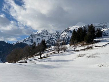 Kar tepeli alp zirvesi Lutispitz (veya Luetispitz, 1986 m) ve Schofwisspitz (1989 m) Alpstein dağ sıralarında ve Appenzell Alps massif, Unterwasser - Saint Gallen Kantonu, İsviçre / Schweiz