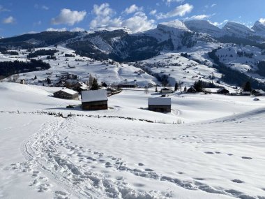 Alpstein dağlarının yamaçlarında ve İsviçre Alpleri 'nin taze dağlık kar örtüsünde muhteşem kış yürüyüş yolları ve izler var.)