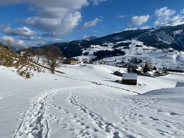 素晴らしい冬のハイキングコースとアルプシュタイン山脈の斜面とスイスアルプスの新鮮な高山雪のカバー Unterwasser Switzerland スイス — ストック写真
