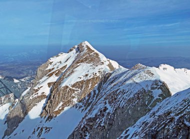 İsviçre 'nin İsviçre Alpleri' ndeki Alpstein dağlarının en yüksek zirvesi olan Saentis 'in karlı dağlık tepelerinin manzarası - İsviçre' nin Appenzell Innerrhoden Kantonu (Schweiz)
