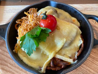 Saentis - Roesti (domuz filetosu - yerel raket peyniri - kızarmış soğan) veya Saentis - die Roesti (Schweinsfilet-Medaillon - Gaiser-Raclettekaese - Roestzwiebeln) Saentisgipel Restoranı 'nda hizmet vermektedir.