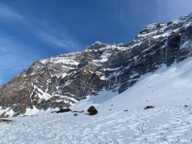 İsviçre Alpstein 'in buzlu beyaz kar örtüsüyle kaplı Idyllic dik alp kayalık zirveleri - Appenzell Ausserrhoden Kantonu, İsviçre (Schweiz)