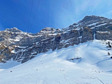 İsviçre Alpstein 'in buzlu beyaz kar örtüsüyle kaplı Idyllic dik alp kayalık zirveleri - Appenzell Ausserrhoden Kantonu, İsviçre (Schweiz)