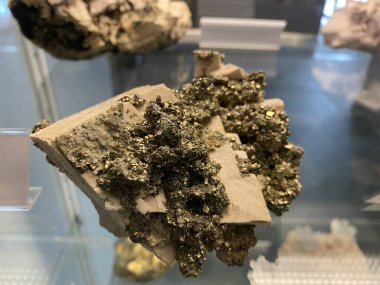 Kutnahorite, Pyrite veya Kutnahorit, Pyrit (Saentis Dağı 'ndaki mineraller ve kristaller - Santis Zirvesi' ndeki deneyimler dünyası) - İsviçre (Schweiz)