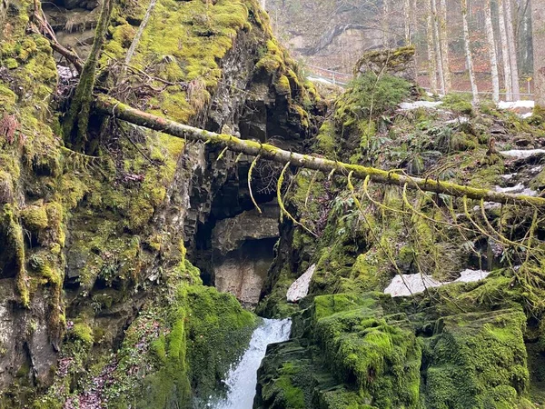 Caverna Fonte Hundsloch Hundslochquelle Hundlochquelle Pelo Lago Alpino Wagitalersee Waegitalersee — Fotografia de Stock