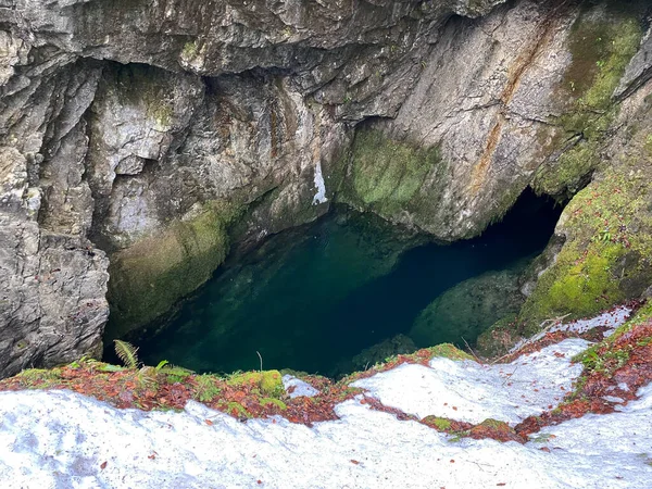 Die Höhle Und Die Hundslochquelle Wagitalersee Innerthal Kanton Schwyz Schweiz — Stockfoto