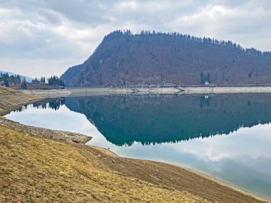 Waegitalersee Gölü 'nde (veya Wagitalersee) kışın sonlarında Waegital (veya Wagital) vadisinde bulutlu bir gün, Innerthal - Schwyz Kantonu, İsviçre (Kanton Schwyz, Schweiz))