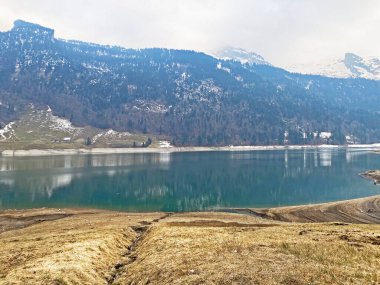 Waegitalersee Gölü 'nde (veya Wagitalersee) kışın sonlarında Waegital (veya Wagital) vadisinde bulutlu bir gün, Innerthal - Schwyz Kantonu, İsviçre (Kanton Schwyz, Schweiz))