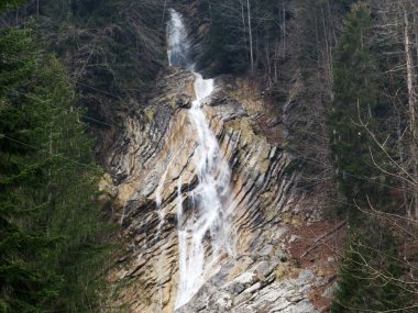 Schrahbach Şelalesi (veya Schraehbach) veya Wagitalersee (Waegitalersee) yakınlarındaki Schraehbachfall Şelalesi, İsviçre 'nin Schwyz Kantonu (Schweiz)