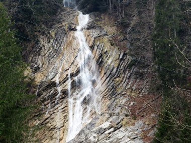 Schrahbach Şelalesi (veya Schraehbach) veya Wagitalersee (Waegitalersee) yakınlarındaki Schraehbachfall Şelalesi, İsviçre 'nin Schwyz Kantonu (Schweiz)