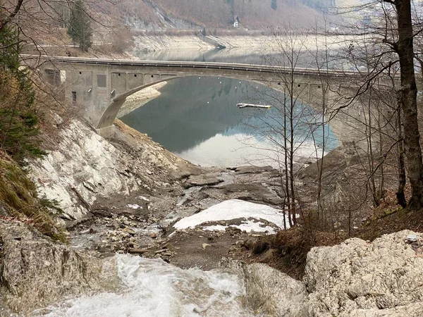 Ponte Através Riacho Schraehbach Schrabach Lago Alpino Waegitalersee Wagitalersee Innerthal — Fotografia de Stock