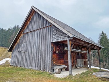 Wagital veya Waegital vadisindeki dağ kulübeleri (chalets) veya çiftlik evleri ve eski ahşap sığır evleri ve Wagitalersee alp Gölü (veya Waegitalersee), Innerthal - İsviçre / Schweiz