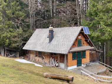 Wagital veya Waegital vadisindeki dağ kulübeleri (chalets) veya çiftlik evleri ve eski ahşap sığır evleri ve Wagitalersee alp Gölü (veya Waegitalersee), Innerthal - İsviçre / Schweiz
