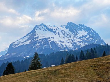 Karla kaplı alp tepeleri Turner (2069 m) ve Diethelm (2093 m) Alp Gölü Wagitalersee (ya da Waegitalersee), Innerthal - Schwyz Kantonu, İsviçre (Schweiz)