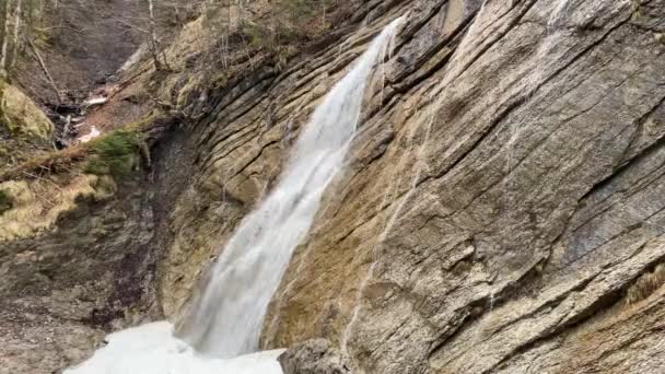 シャールバッハの滝 シュレーバッハ またはシュレーバッハの滝 シュレーバッハの滝 またはシュレーバッハの滝 シュレーバッハの滝 スイスのシュワイツ州 スイスのシュレーヴィーツ州のインナータール州のヴァギタリテルゼー湖 Wagitalersee 近くにあります — ストック動画