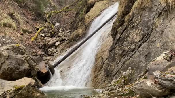 シャールバッハの滝 シュレーバッハ またはシュレーバッハの滝 シュレーバッハの滝 またはシュレーバッハの滝 シュレーバッハの滝 スイスのシュワイツ州 スイスのシュレーヴィーツ州のインナータール州のヴァギタリテルゼー湖 Wagitalersee 近くにあります — ストック動画