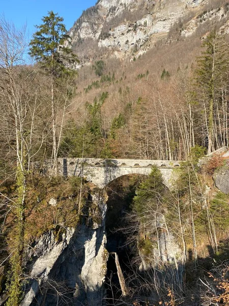 Ponte Pedra Velha Sobre Rio Lontsch Loentsch Sobre Cânion Lontschtobel — Fotografia de Stock