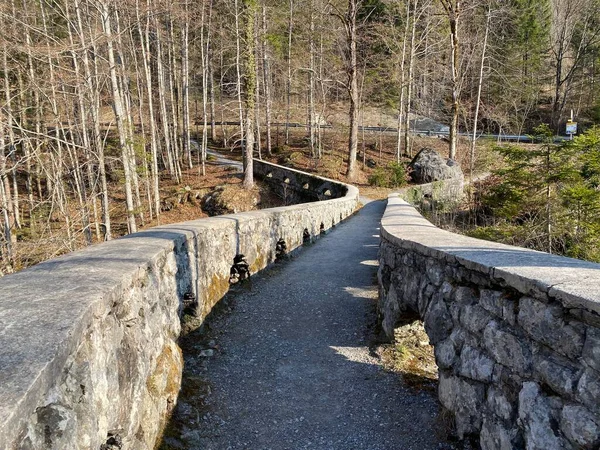 位于Lontsch河 或Loentsch 和位于瑞士Glarus州 Schweiz 高山水库Klontalersee Kloentalersee或Klontaler Lake 脚下的Lontschtobel峡谷 或Loentschtobel 上方的古老石桥 — 图库照片