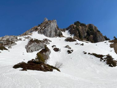 Klontalersee (Kloentalersee veya Klontaler Gölü) gölü ve Kloental Alp Vadisi - Glarus Kantonu, İsviçre / Schweiz