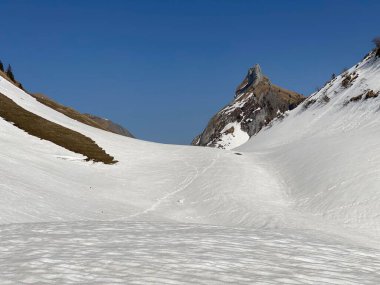 Klontalersee (Kloentalersee veya Klontaler Gölü) gölü ve Kloental Alp Vadisi - Glarus Kantonu, İsviçre / Schweiz