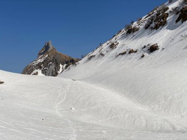 Klontalersee (Kloentalersee veya Klontaler Gölü) gölü ve Kloental Alp Vadisi - Glarus Kantonu, İsviçre / Schweiz