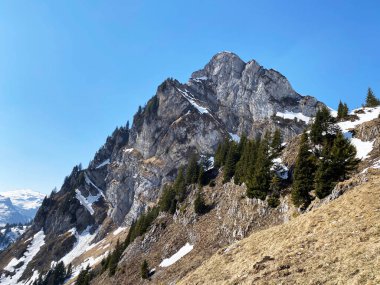 Rocky Peak Mattlistock (veya Maettlistock, 1911 m) Glarus Alpleri dağ sırası, Klontalersee rezervuar gölü (Kloentalersee veya Klontaler gölü) ve Klontal alp vadisi (veya Kloental) - Glarus Kantonu, İsviçre / Schweiz