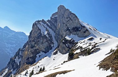 Rocky Peak Mattlistock (veya Maettlistock, 1911 m) Glarus Alpleri dağ sırası, Klontalersee rezervuar gölü (Kloentalersee veya Klontaler gölü) ve Klontal alp vadisi (veya Kloental) - Glarus Kantonu, İsviçre / Schweiz