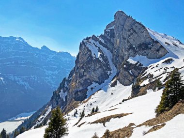 Rocky Peak Mattlistock (veya Maettlistock, 1911 m) Glarus Alpleri dağ sırası, Klontalersee rezervuar gölü (Kloentalersee veya Klontaler gölü) ve Klontal alp vadisi (veya Kloental) - Glarus Kantonu, İsviçre / Schweiz