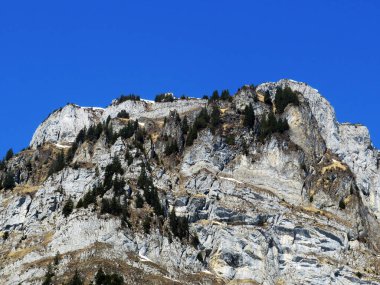 Rocky Peak Mattlistock (veya Maettlistock, 1911 m) Glarus Alpleri dağ sırası, Klontalersee rezervuar gölü (Kloentalersee veya Klontaler gölü) ve Klontal alp vadisi (veya Kloental) - Glarus Kantonu, İsviçre / Schweiz