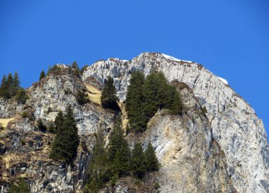 Rocky Peak Mattlistock (veya Maettlistock, 1911 m) Glarus Alpleri dağ sırası, Klontalersee rezervuar gölü (Kloentalersee veya Klontaler gölü) ve Klontal alp vadisi (veya Kloental) - Glarus Kantonu, İsviçre / Schweiz