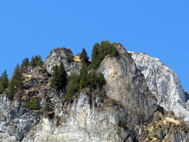 Rocky Peak Mattlistock (veya Maettlistock, 1911 m) Glarus Alpleri dağ sırası, Klontalersee rezervuar gölü (Kloentalersee veya Klontaler gölü) ve Klontal alp vadisi (veya Kloental) - Glarus Kantonu, İsviçre / Schweiz