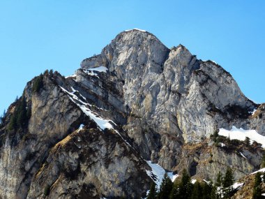 Rocky Peak Mattlistock (veya Maettlistock, 1911 m) Glarus Alpleri dağ sırası, Klontalersee rezervuar gölü (Kloentalersee veya Klontaler gölü) ve Klontal alp vadisi (veya Kloental) - Glarus Kantonu, İsviçre / Schweiz