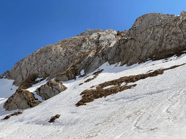 位于Glarus Alps山脉的落基峰Dejenstogg或Dejenstock 2022米 位于Klontalersee Kloentalersee或Klontaler湖 水库湖和Kloental高山谷地 瑞士Glarus州 Schweiz — 图库照片
