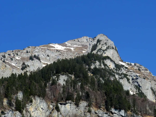 位于Glarus Alps山脉的落基峰Dejenstogg或Dejenstock 2022米 位于Klontalersee Kloentalersee或Klontaler湖 水库湖和Kloental高山谷地 瑞士Glarus州 Schweiz — 图库照片