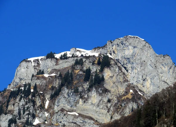 洛基峰Mattlistock 或Maettlistock 1911米 位于Glarus Alps山脉 位于Klontalersee水库湖 Kloentalersee或Klontaler湖 和Klontal Alpine山谷 或Kloental — 图库照片