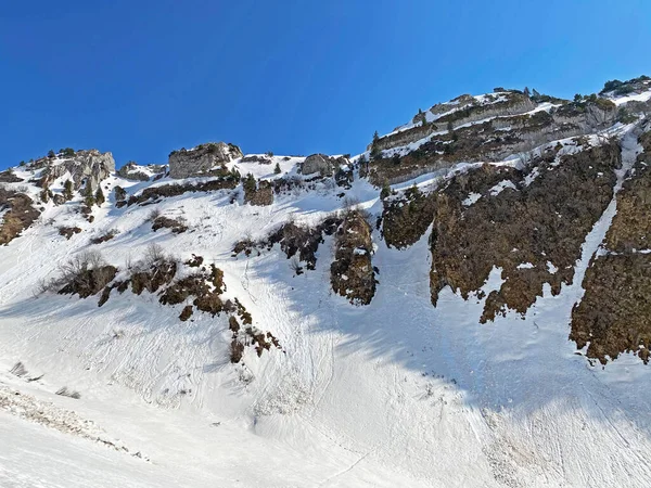 洛基峰Mattlistock 或Maettlistock 1911米 位于Glarus Alps山脉 位于Klontalersee水库湖 Kloentalersee或Klontaler湖 和Klontal Alpine山谷 或Kloental — 图库照片
