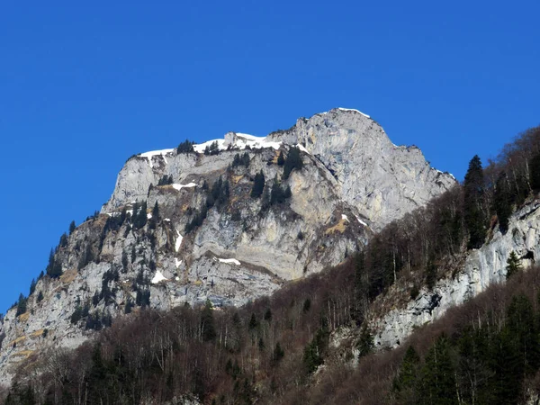 洛基峰Mattlistock 或Maettlistock 1911米 位于Glarus Alps山脉 位于Klontalersee水库湖 Kloentalersee或Klontaler湖 和Klontal Alpine山谷 或Kloental — 图库照片