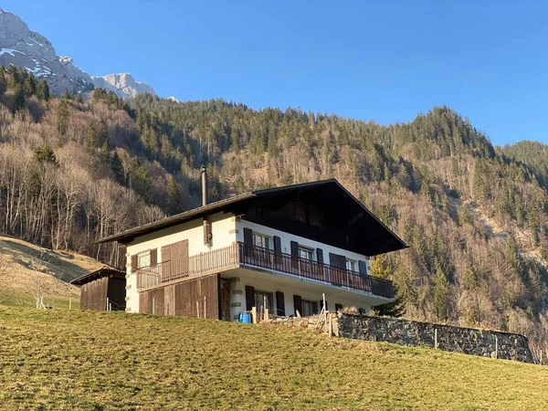 Traditional Architecture Farmhouses Alpine Valley Klontal Kloental Resevoir Lake Klontalersee — Stock Photo, Image