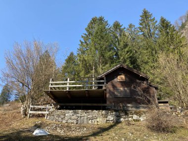 Dağ kulübeleri (chalets) veya çiftlik evleri ve Klontal Alp Vadisi 'ndeki eski ahşap sığır evleri (veya Kloental) ve Klontalersee Glarus Kantonu (Kloentalersee) - İsviçre / Schweiz Kantonu