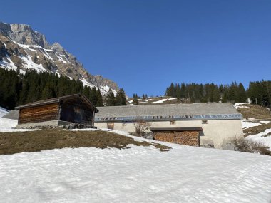 Dağ kulübeleri (chalets) veya çiftlik evleri ve Klontal Alp Vadisi 'ndeki eski ahşap sığır evleri (veya Kloental) ve Klontalersee Glarus Kantonu (Kloentalersee) - İsviçre / Schweiz Kantonu