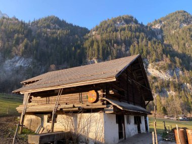 Dağ kulübeleri (chalets) veya çiftlik evleri ve Klontal Alp Vadisi 'ndeki eski ahşap sığır evleri (veya Kloental) ve Klontalersee Glarus Kantonu (Kloentalersee) - İsviçre / Schweiz Kantonu