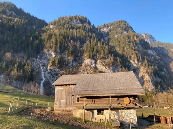 山岳小屋 シャレー または農家や古い木造の牛小屋Klontal またはKloental の高山渓谷とリセビア湖Klontalersee KloentalerseeまたはKlontaler湖 グラス スイス スイスのカントン — ストック写真