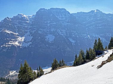 İsviçre 'nin Glarus Alpleri ve Klontalersee Rezerv Gölü (Kloentalersee veya Klontaler Gölü) üzerinde bulunan Glarus Kantonu (veya Glaernisch) - İsviçre / Schweiz Kantonu.