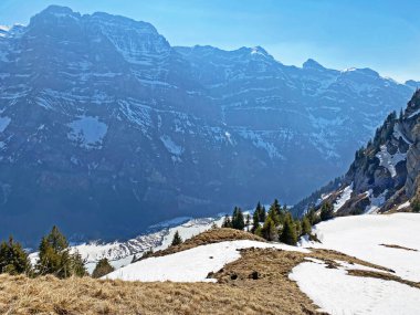 İsviçre 'nin Glarus Alpleri ve Klontalersee Rezerv Gölü (Kloentalersee veya Klontaler Gölü) üzerinde bulunan Glarus Kantonu (veya Glaernisch) - İsviçre / Schweiz Kantonu.