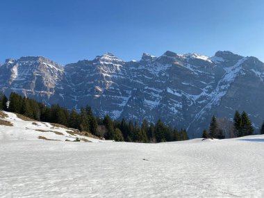 İsviçre 'nin Glarus Alpleri ve Klontalersee Rezerv Gölü (Kloentalersee veya Klontaler Gölü) üzerinde bulunan Glarus Kantonu (veya Glaernisch) - İsviçre / Schweiz Kantonu.
