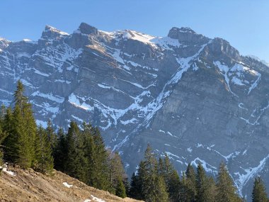 İsviçre 'nin Glarus Alpleri ve Klontalersee Rezerv Gölü (Kloentalersee veya Klontaler Gölü) üzerinde bulunan Glarus Kantonu (veya Glaernisch) - İsviçre / Schweiz Kantonu.