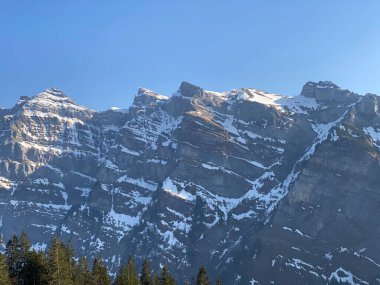 İsviçre 'nin Glarus Alpleri ve Klontalersee Rezerv Gölü (Kloentalersee veya Klontaler Gölü) üzerinde bulunan Glarus Kantonu (veya Glaernisch) - İsviçre / Schweiz Kantonu.