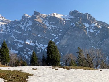 İsviçre 'nin Glarus Alpleri ve Klontalersee Rezerv Gölü (Kloentalersee veya Klontaler Gölü) üzerinde bulunan Glarus Kantonu (veya Glaernisch) - İsviçre / Schweiz Kantonu.
