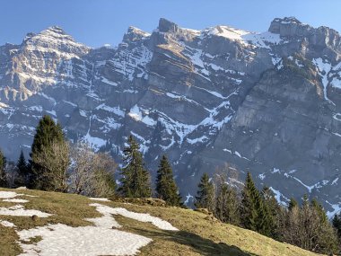 İsviçre 'nin Glarus Alpleri ve Klontalersee Rezerv Gölü (Kloentalersee veya Klontaler Gölü) üzerinde bulunan Glarus Kantonu (veya Glaernisch) - İsviçre / Schweiz Kantonu.